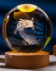 Ahşap Standlı 3D Axolotl Kristal Top – Ev ve Yatak Odası Dekoru, Gece Lambası, Axolotl Severler için Doğum Günü Hediyesi (5,99 cm)