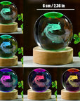 Ahşap Standlı 3D Axolotl Kristal Top – Ev ve Yatak Odası Dekoru, Gece Lambası, Axolotl Severler için Doğum Günü Hediyesi (5,99 cm)