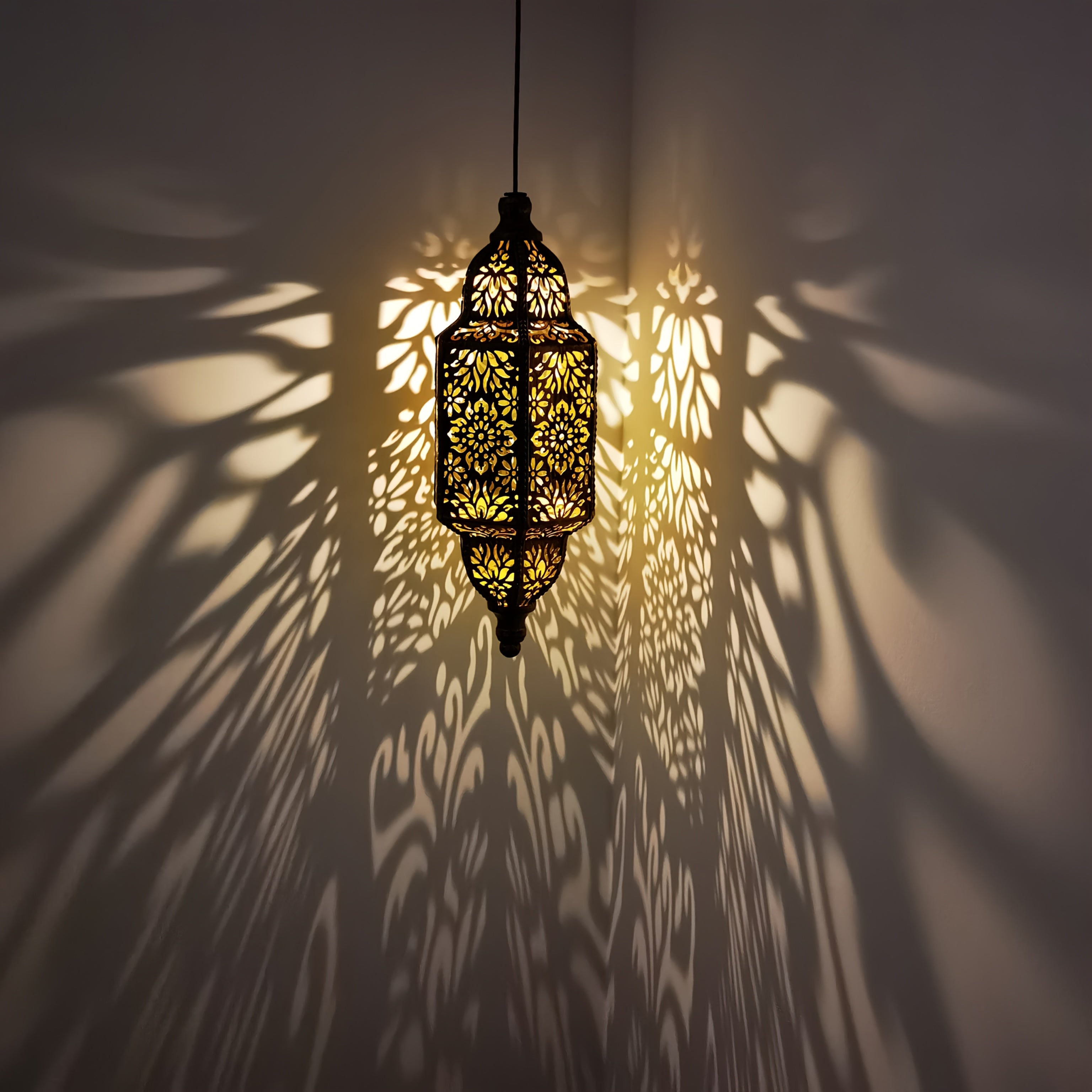 "Fas Tarzı Güneş Enerjili Asmalı Fener – Bahçe ve Patio Dekoru"