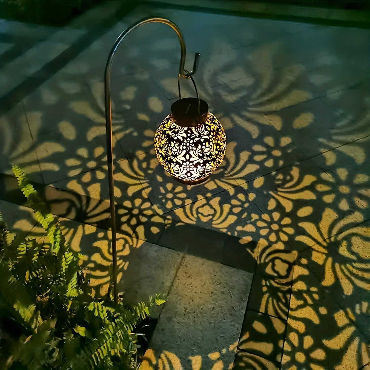 Güneş enerjili LED Marokkan fener, bahçe ve masa dekoru için ideal.